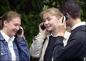 cell_phone_young_people_talking