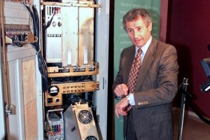  Leonard Kleinrock en 1999, mostrando el primer servidor de la Red, que tenía menos poder de cómputo que su reloj pulsera. 