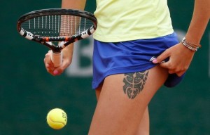 Los atletas, como la tenista checa Karolina Pliskova, han expuesto durante mucho tiempo sus tatuajes. ¿Serían más aceptados en una oficina?