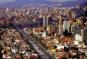 n Bogotá se dan codazos sus 7,8 millones de habitantes, producto de la mayor densidad urbana en toda la región: 26.200 ciudadanos por kilómetro cuadrado.