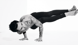 Adam Levine, solista de Maroon Five, es una de las tantas celebridades que practican yoga